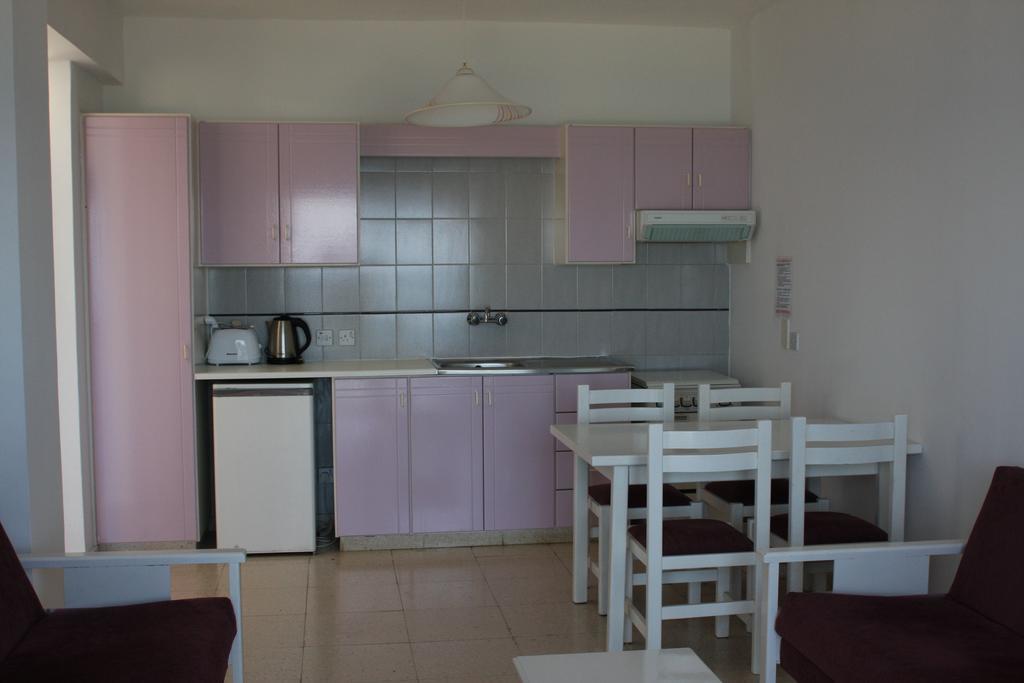 Astreas Beach Hotel Apartments Протарас Стая снимка